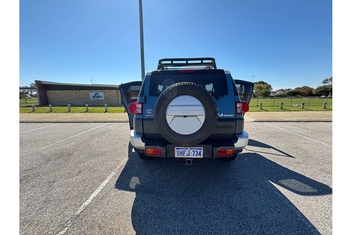 2013 Toyota FJ Cruiser  GSJ15R