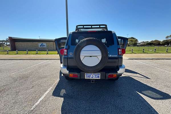 2013 Toyota FJ Cruiser  GSJ15R