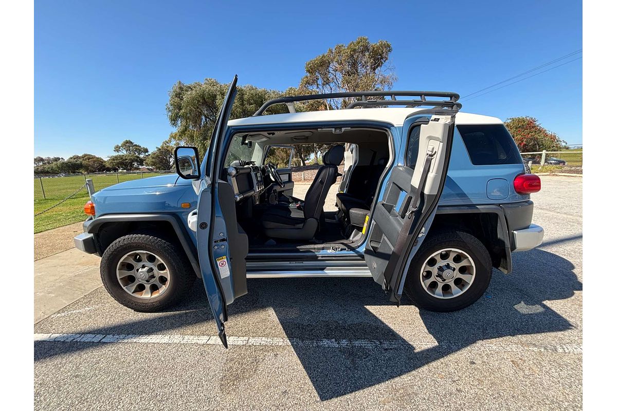2013 Toyota FJ Cruiser  GSJ15R