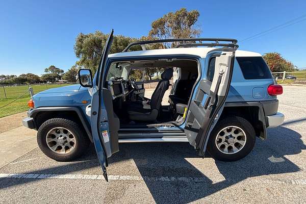 2013 Toyota FJ Cruiser  GSJ15R