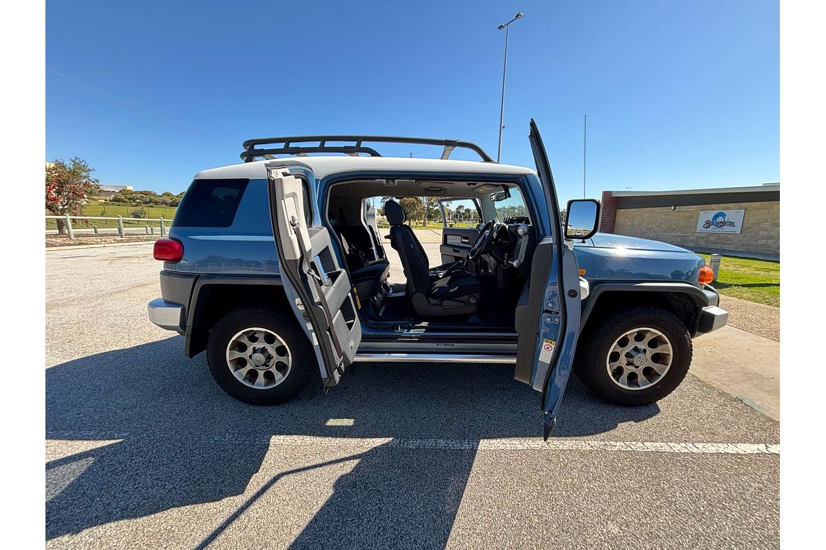 2013 Toyota FJ Cruiser  GSJ15R