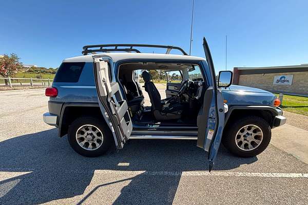2013 Toyota FJ Cruiser  GSJ15R