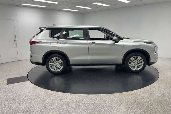 2023 Mitsubishi Outlander ES ZM