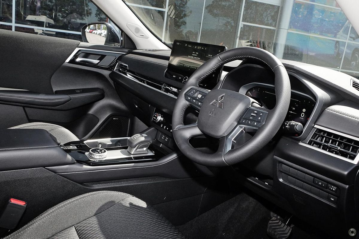 2025 Mitsubishi Outlander LS ZM