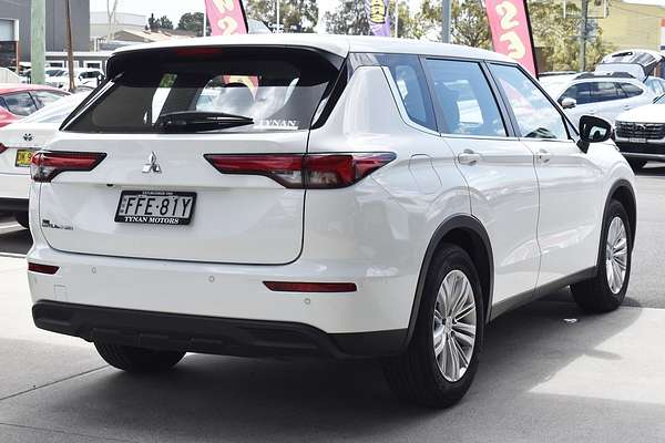 2023 Mitsubishi Outlander ES ZM