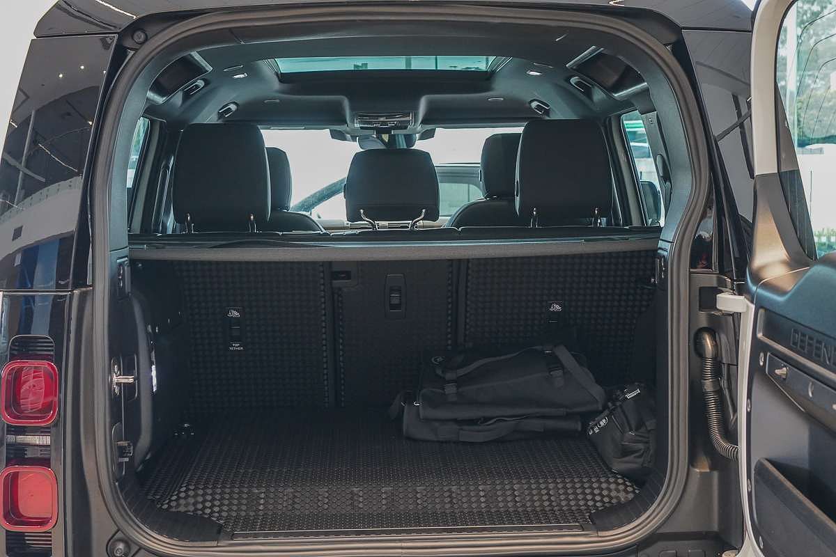 2025 Land Rover Defender 110 P400e X-Dynamic SE L663