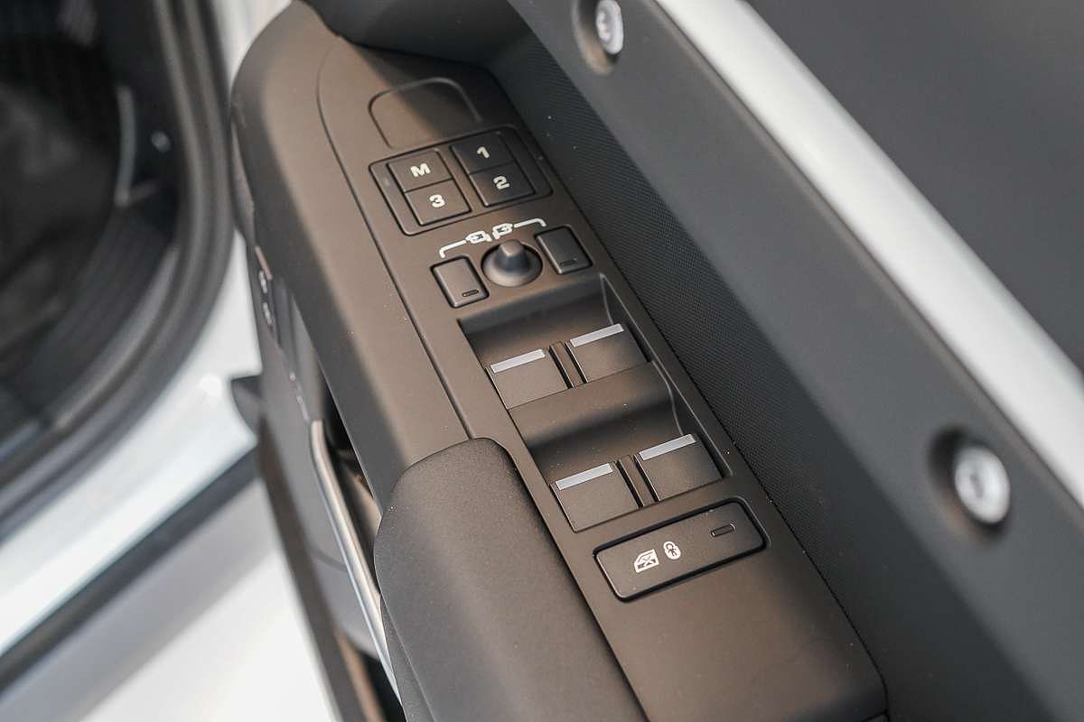 2025 Land Rover Defender 110 P400e X-Dynamic SE L663