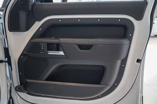 2025 Land Rover Defender 110 P400e X-Dynamic SE L663