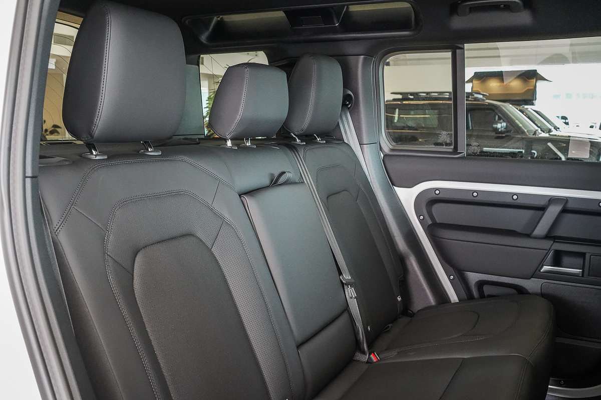 2025 Land Rover Defender 110 P400e X-Dynamic SE L663