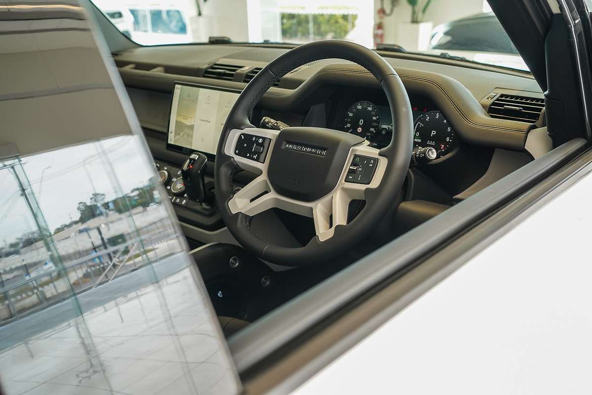 2025 Land Rover Defender 110 P400e X-Dynamic SE L663