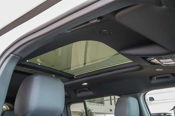 2025 Land Rover Defender 110 P400e X-Dynamic SE L663