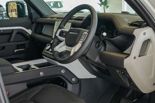 2025 Land Rover Defender 110 P400e X-Dynamic SE L663