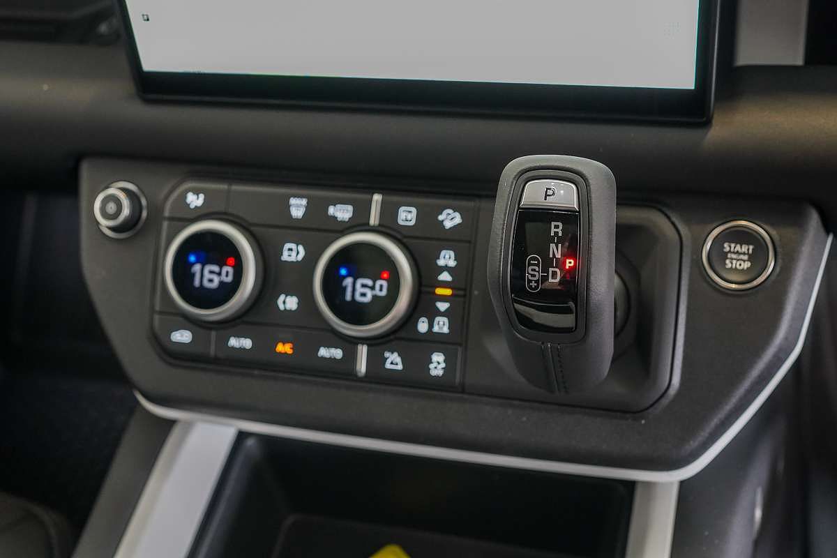 2025 Land Rover Defender 110 P400e X-Dynamic SE L663