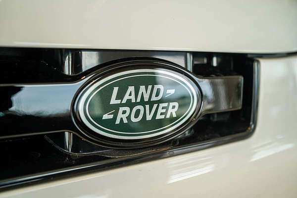 2025 Land Rover Defender 110 P400e X-Dynamic SE L663