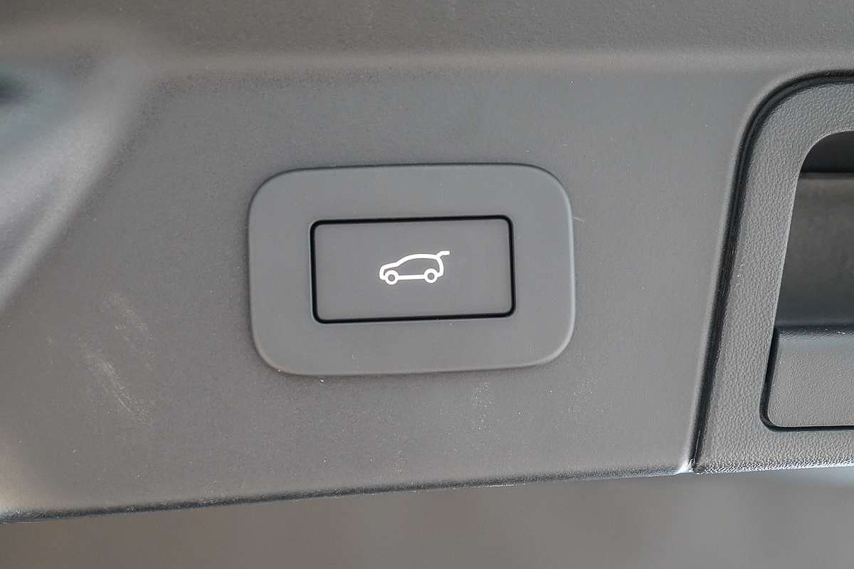 2024 Land Rover Range Rover Velar P250 Dynamic SE L560