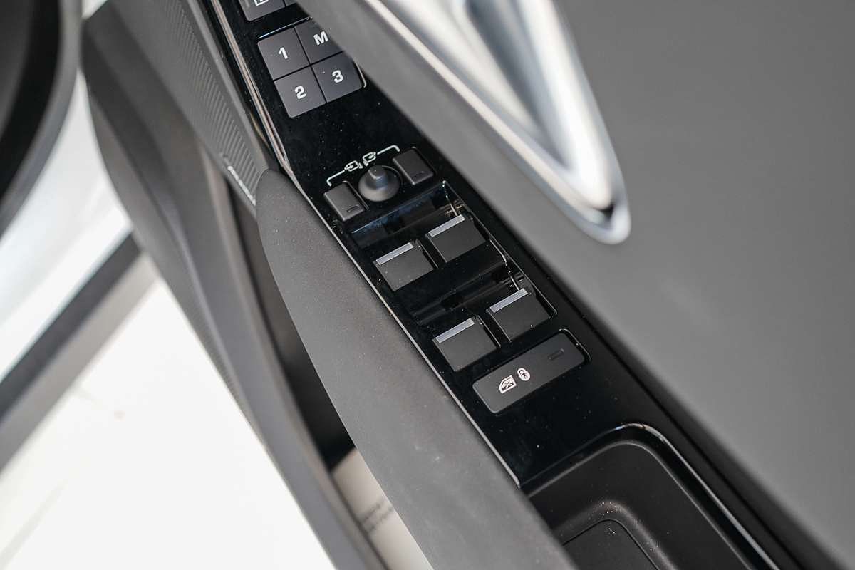 2024 Land Rover Range Rover Velar P250 Dynamic SE L560
