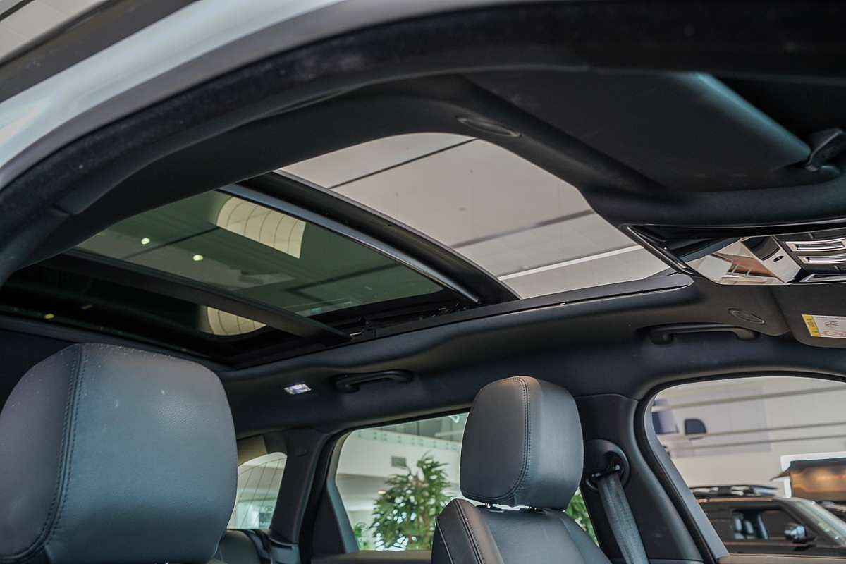 2024 Land Rover Range Rover Velar P250 Dynamic SE L560