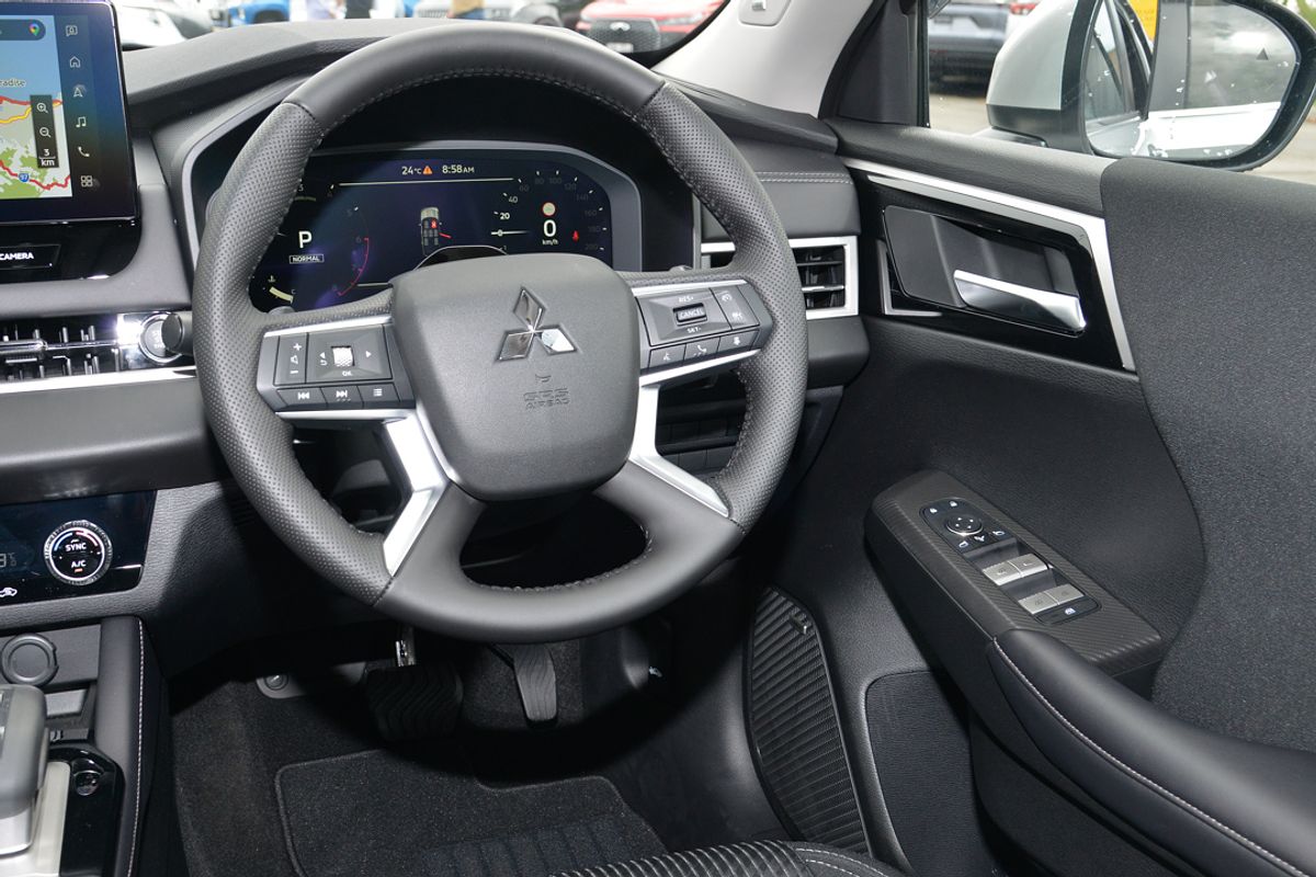 2025 Mitsubishi Outlander LS ZM