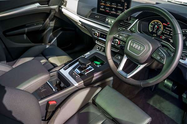 2025 Audi Q5 55 TFSI e S line FY