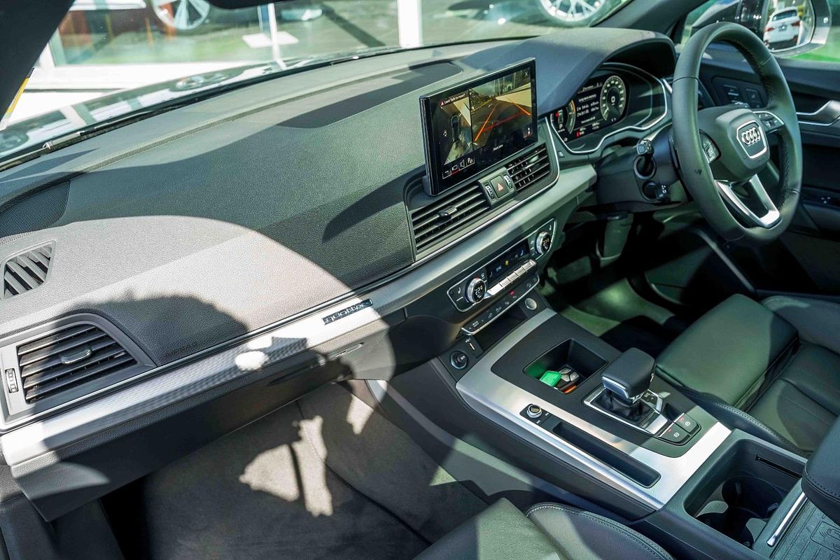 2025 Audi Q5 55 TFSI e S line FY