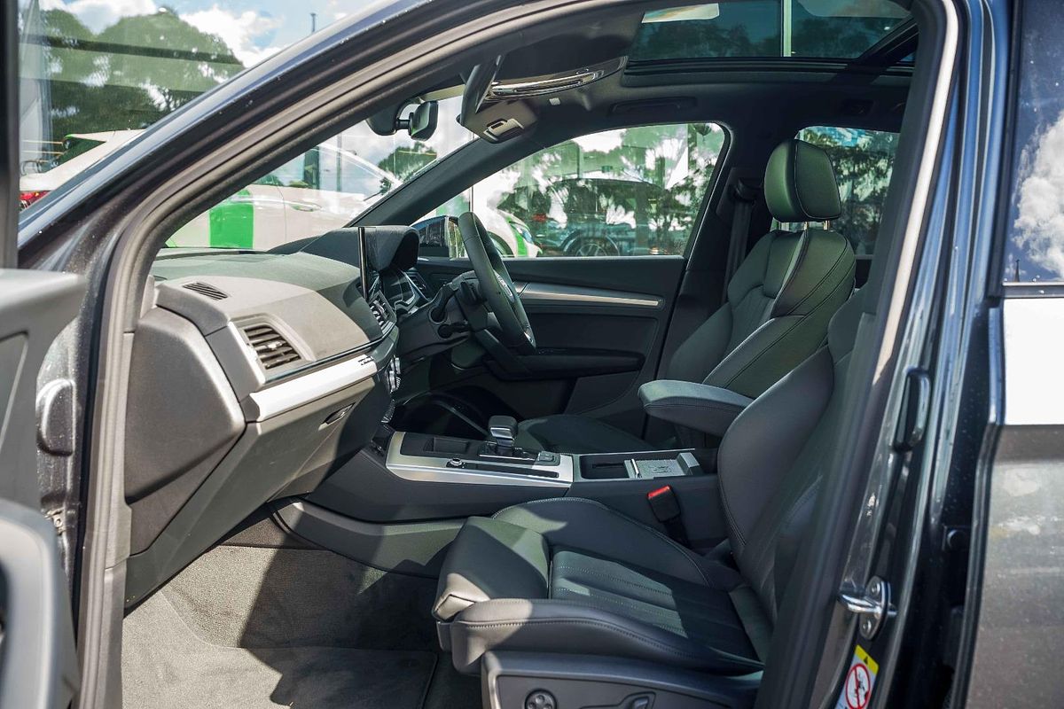 2025 Audi Q5 55 TFSI e S line FY