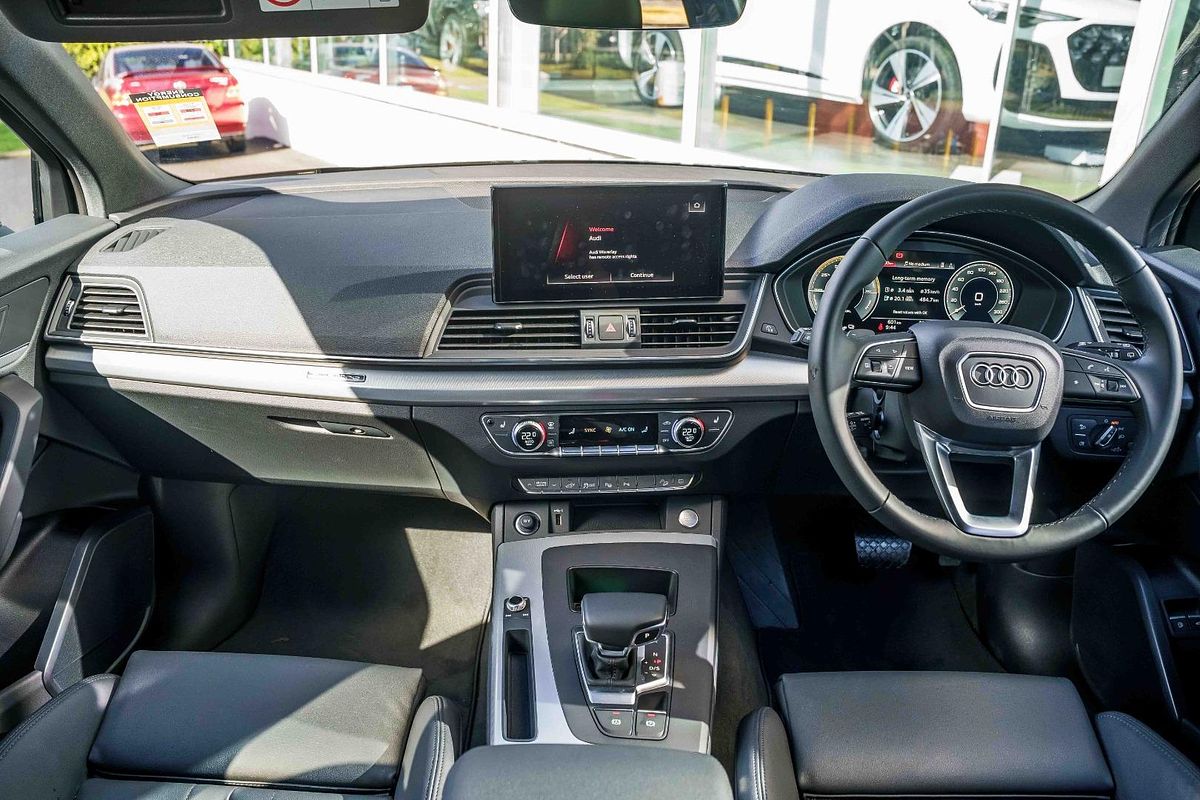 2025 Audi Q5 55 TFSI e S line FY