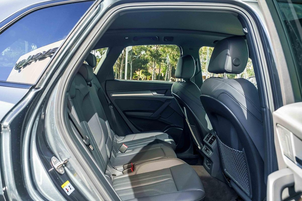 2025 Audi Q5 55 TFSI e S line FY