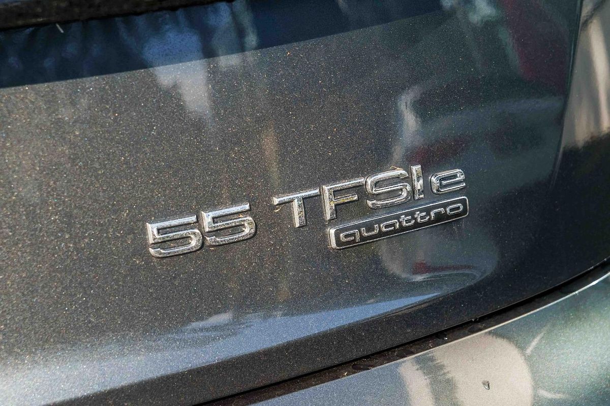 2025 Audi Q5 55 TFSI e S line FY