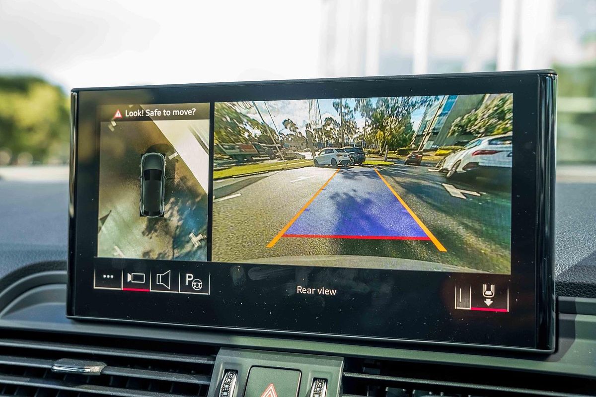 2025 Audi Q5 55 TFSI e S line FY