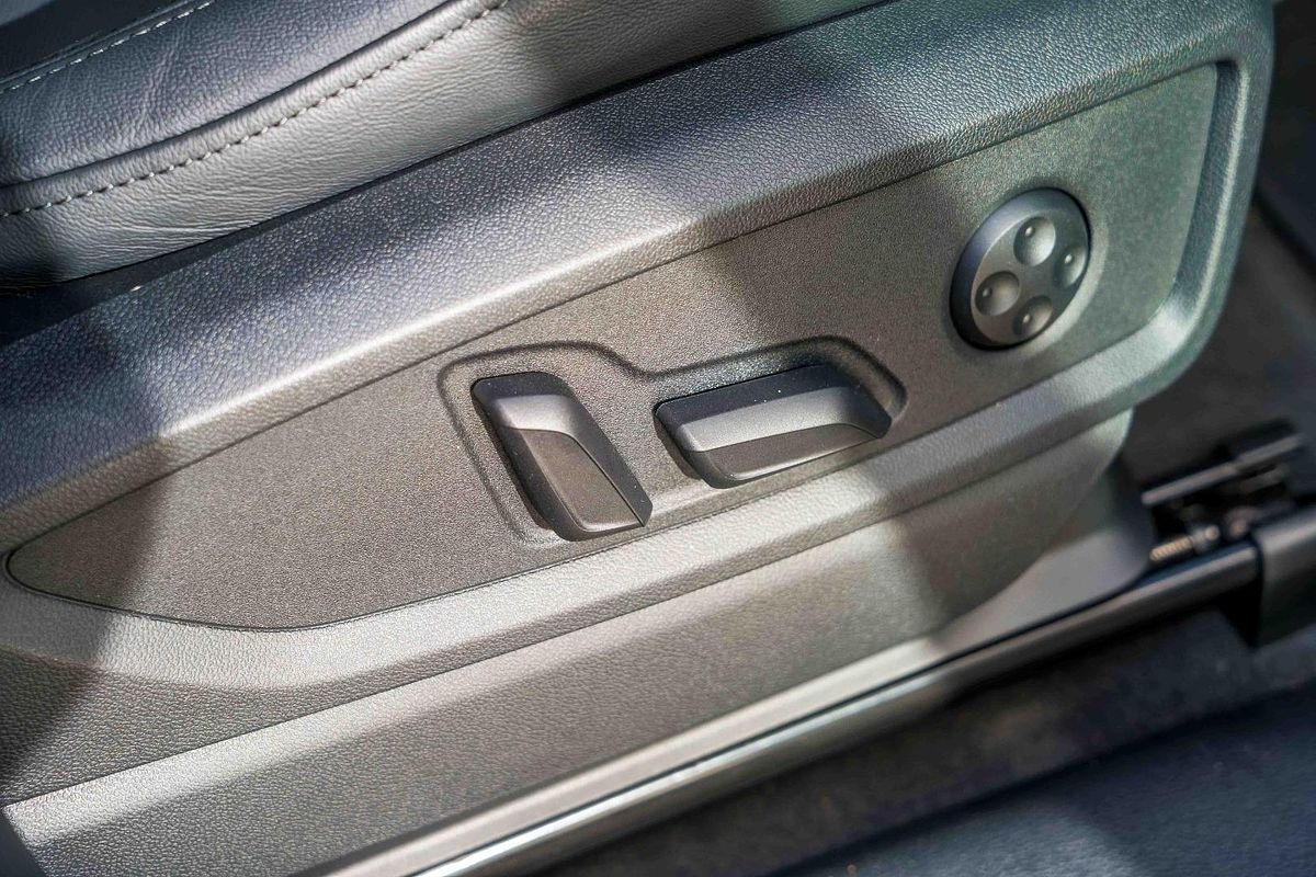 2025 Audi Q5 55 TFSI e S line FY