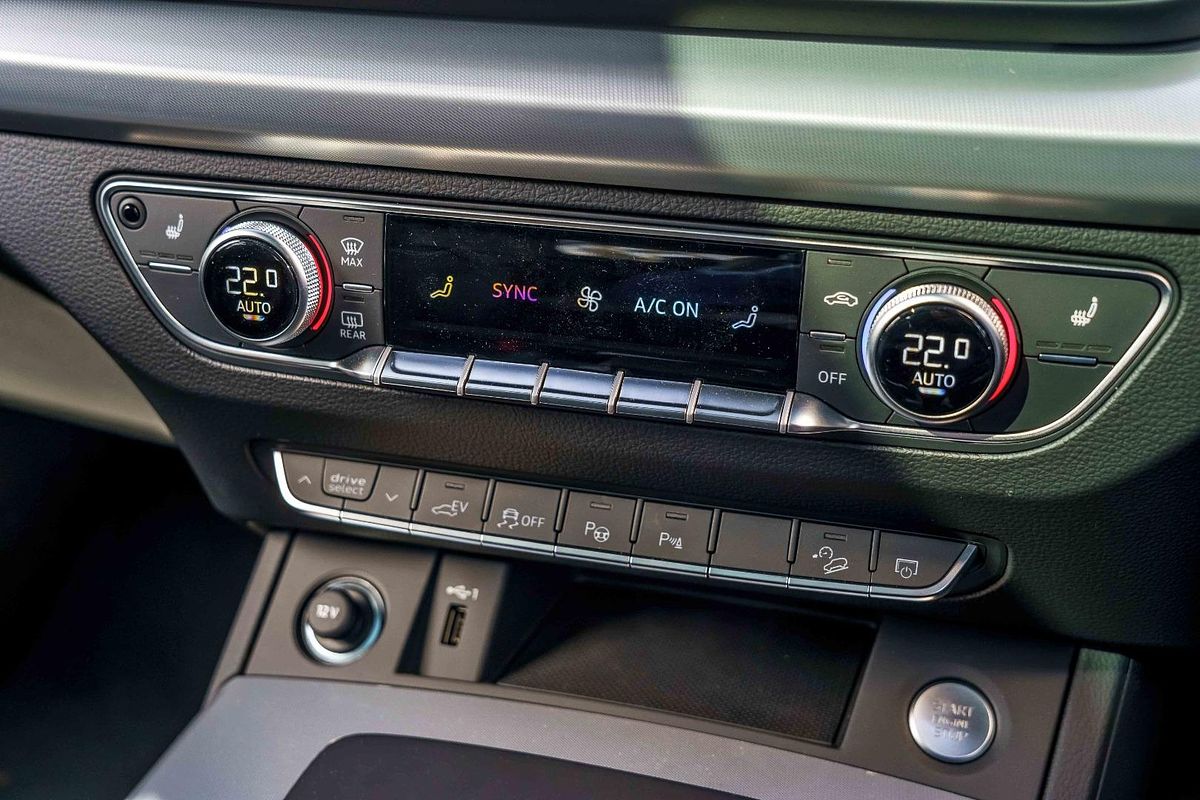 2025 Audi Q5 55 TFSI e S line FY