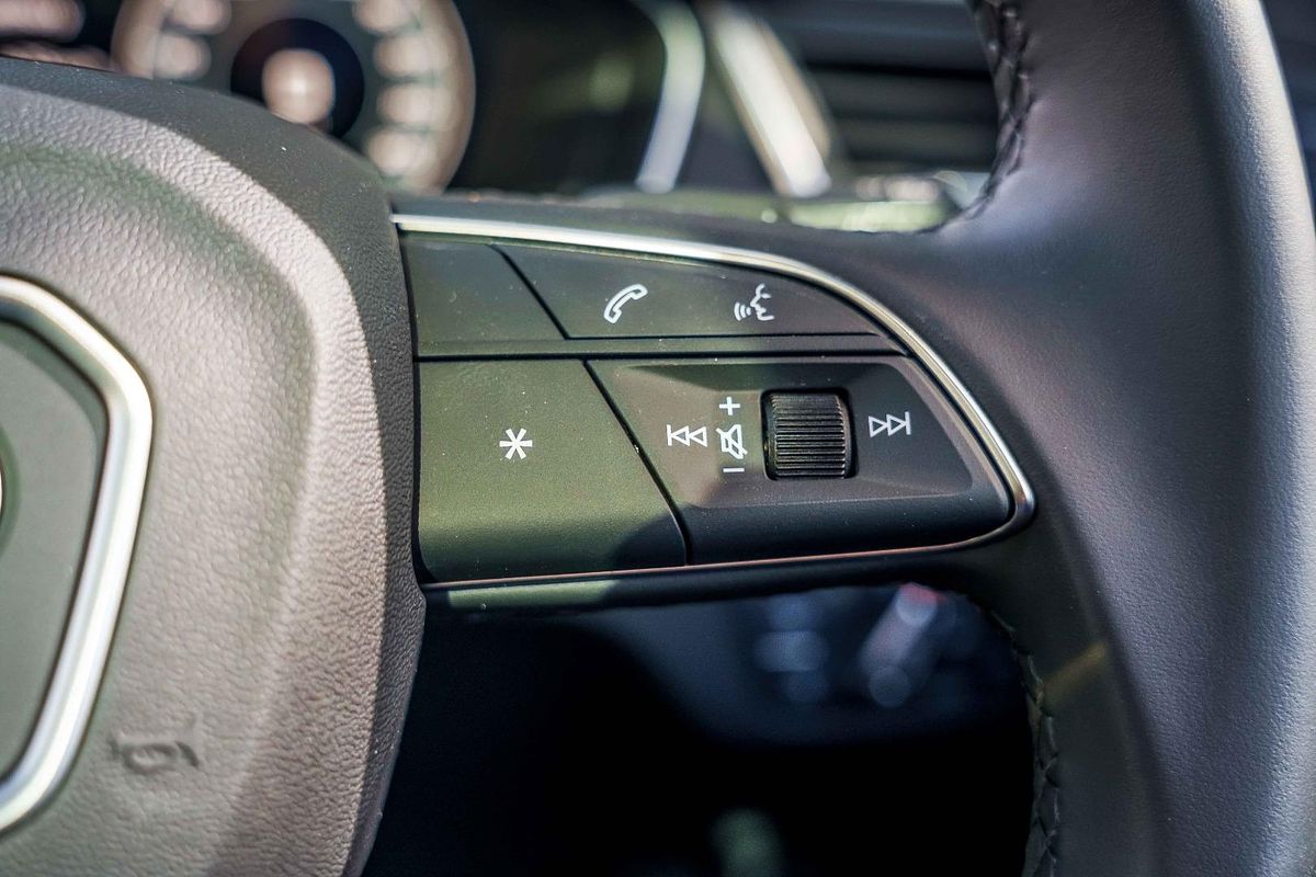 2025 Audi Q5 55 TFSI e S line FY