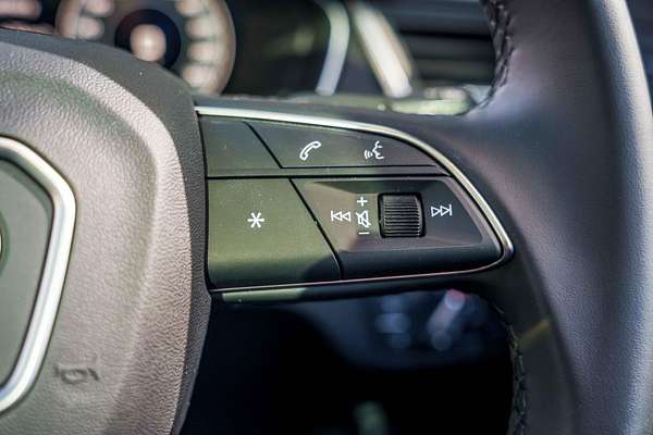 2025 Audi Q5 55 TFSI e S line FY