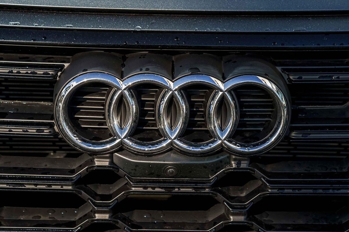 2025 Audi Q5 55 TFSI e S line FY