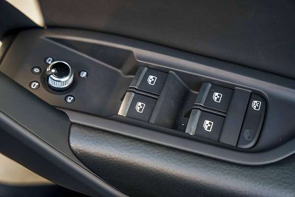 2025 Audi Q5 55 TFSI e S line FY