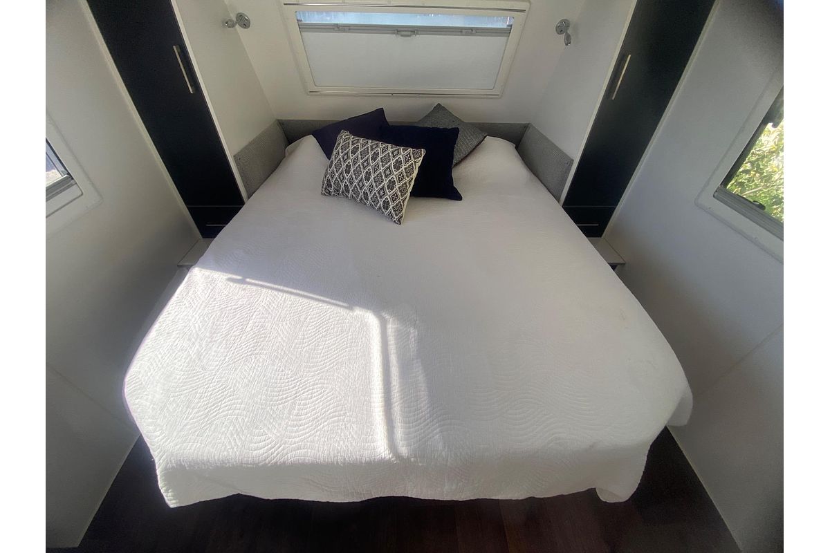 2014 New Age Caravans BIG RED BR19ES2