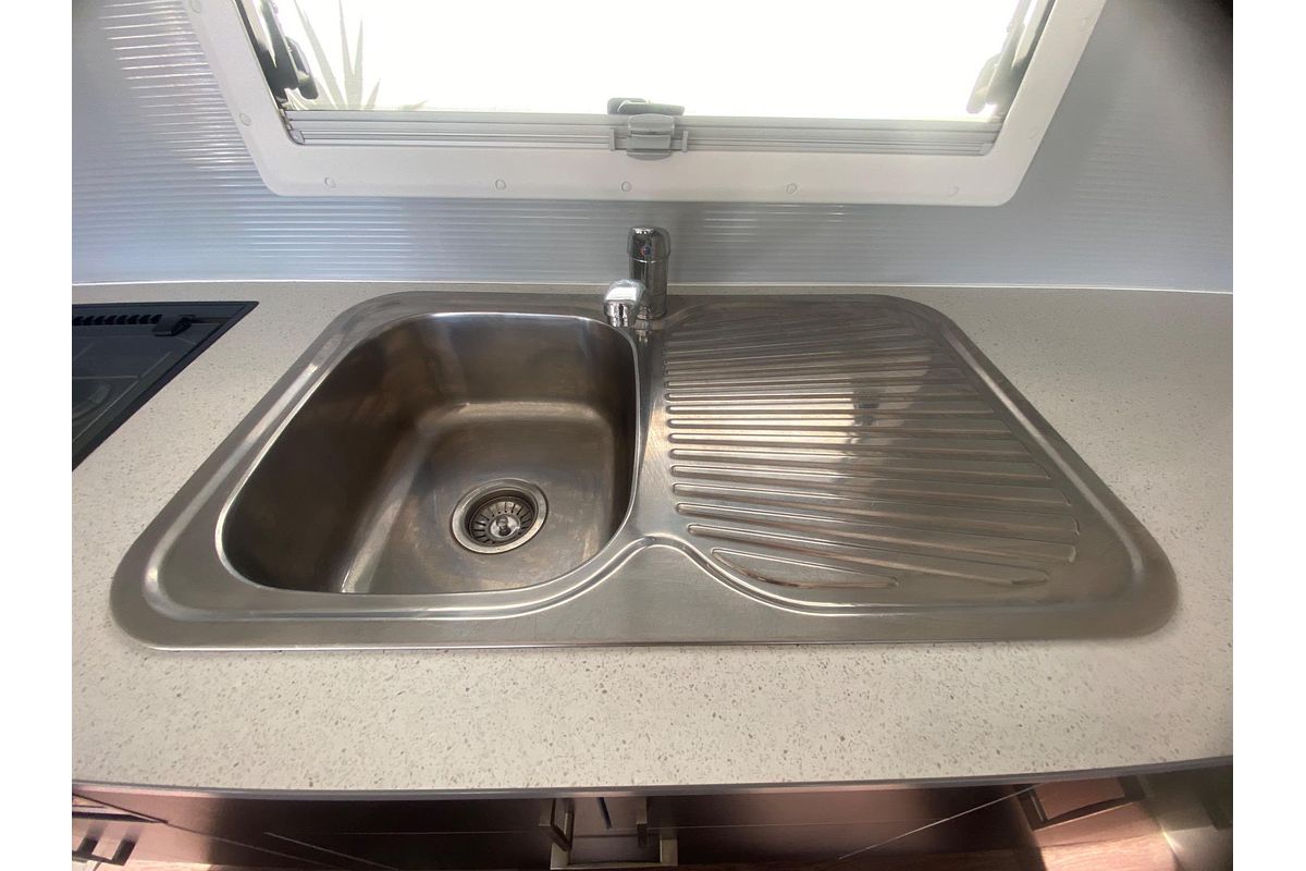 2014 New Age Caravans BIG RED BR19ES2