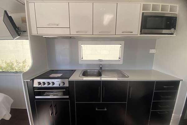 2014 New Age Caravans BIG RED BR19ES2