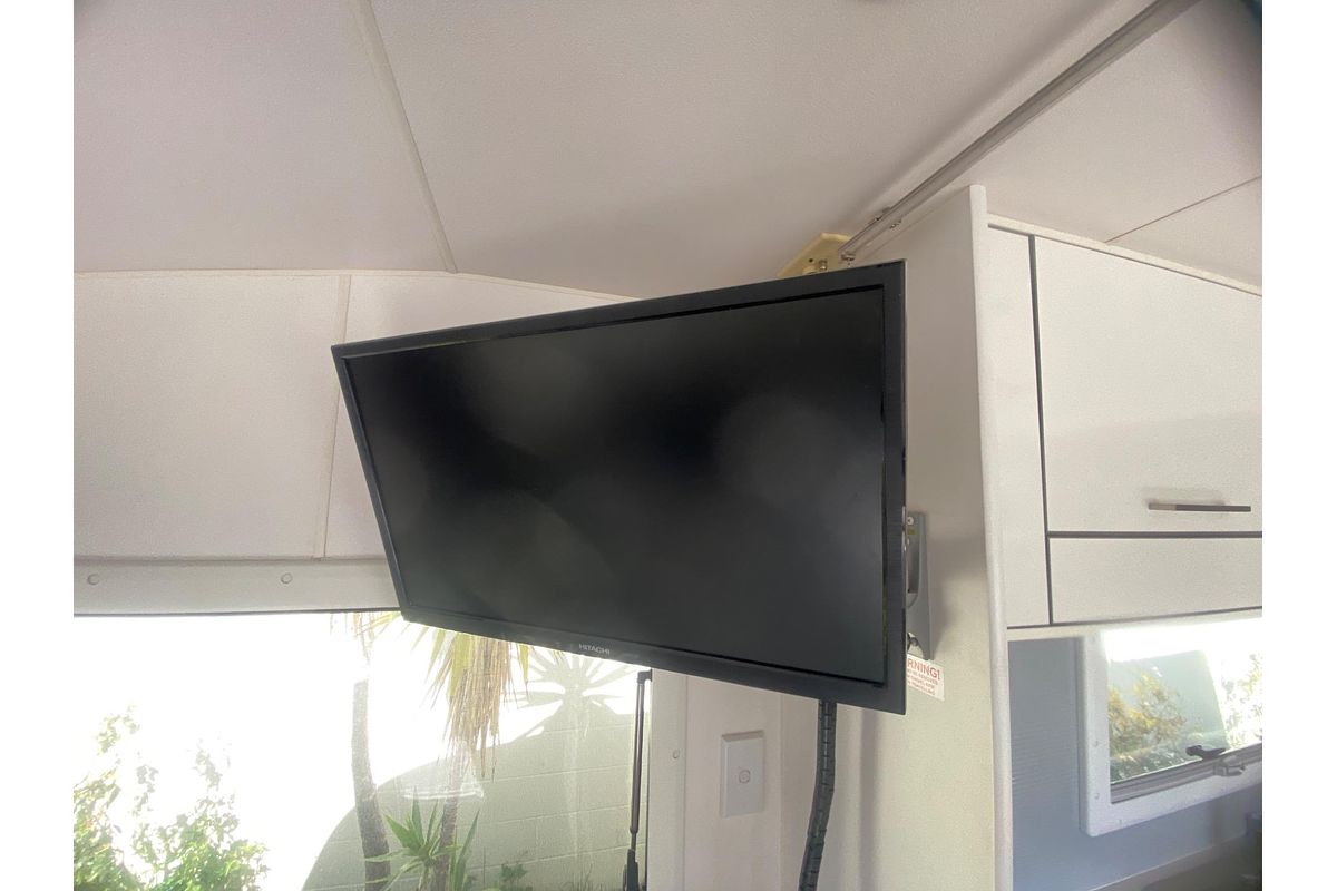 2014 New Age Caravans BIG RED BR19ES2