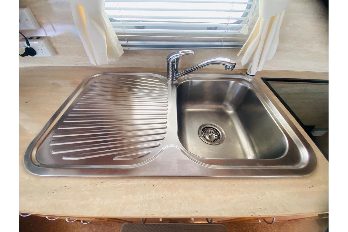 2011 Windsor GENESIS II