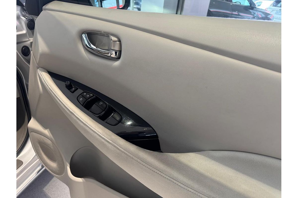 2015 Nissan LEAF AZE0