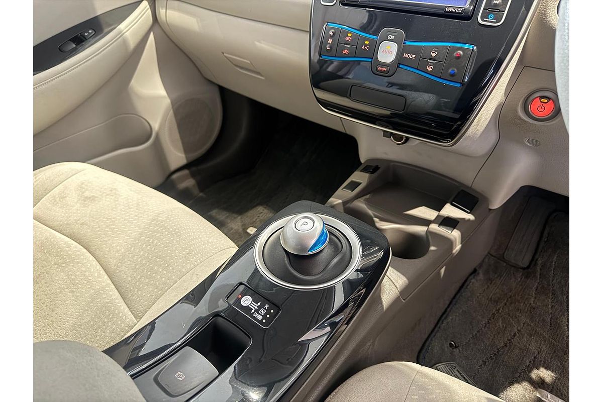 2015 Nissan LEAF AZE0
