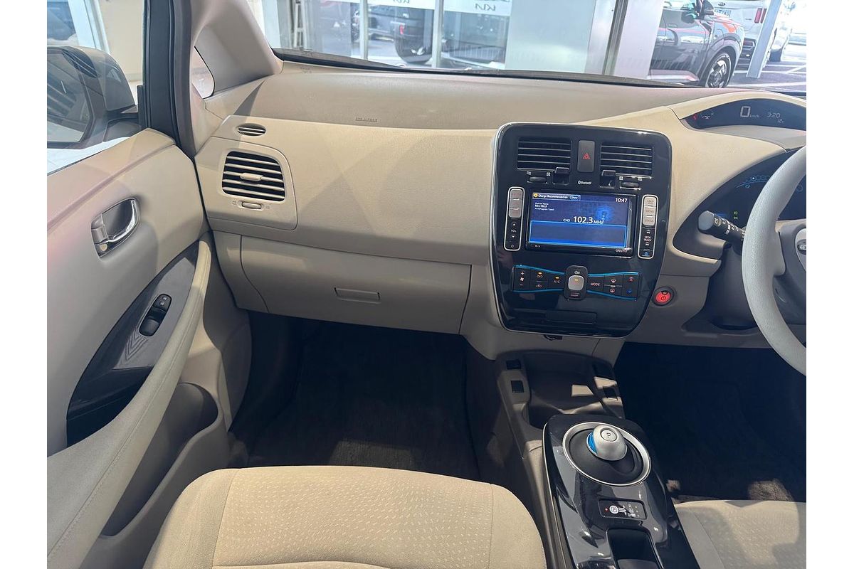 2015 Nissan LEAF AZE0