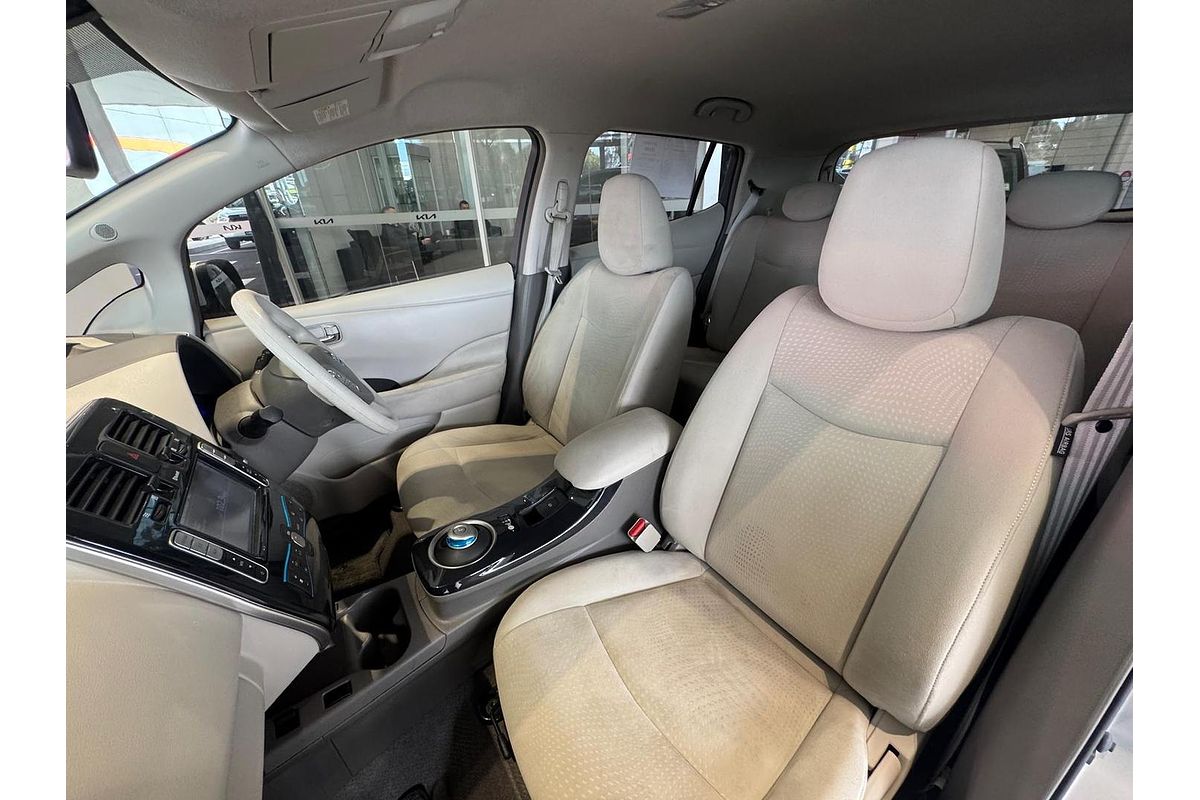 2015 Nissan LEAF AZE0