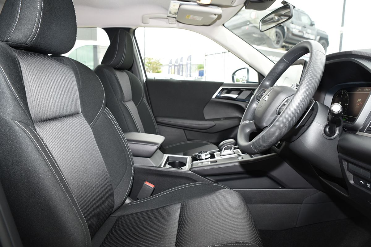 2024 Mitsubishi Outlander PHEV ES ZM