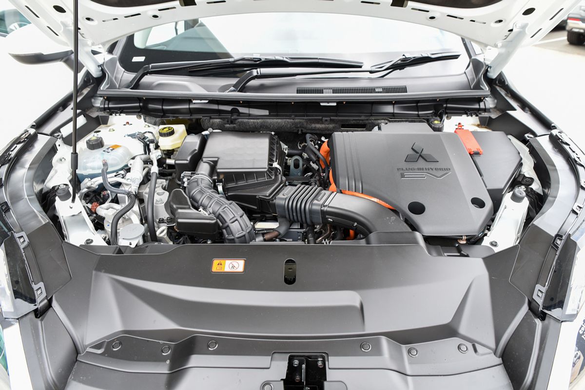 2024 Mitsubishi Outlander PHEV ES ZM