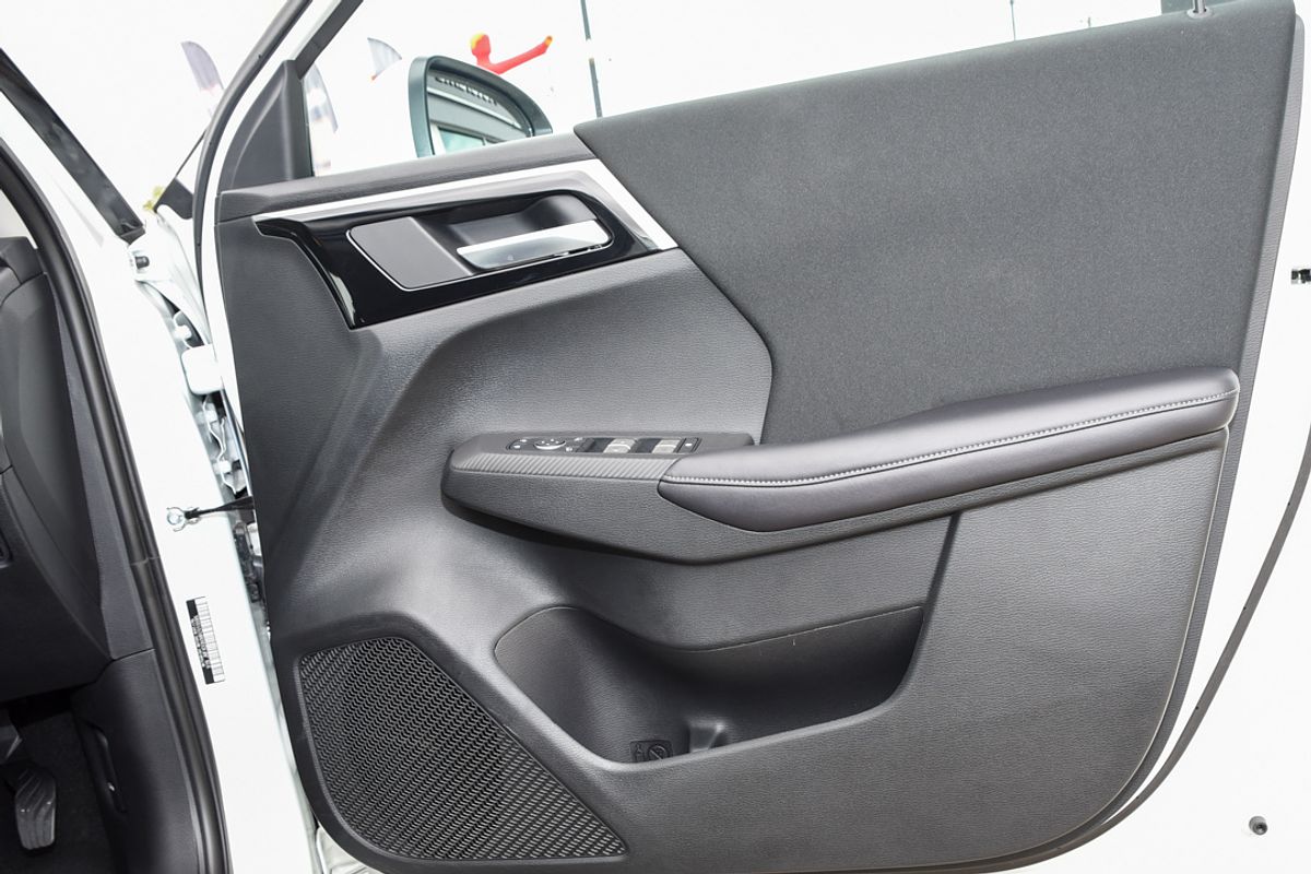 2024 Mitsubishi Outlander PHEV ES ZM