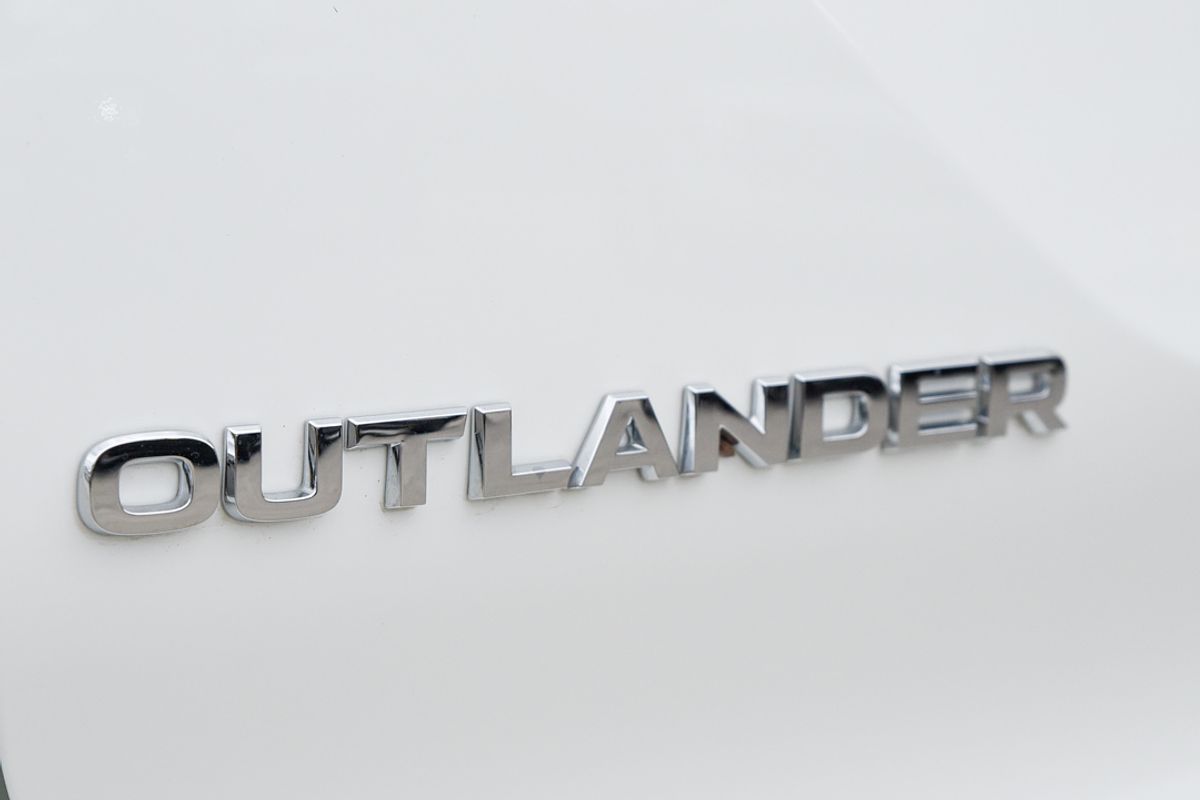 2024 Mitsubishi Outlander PHEV ES ZM