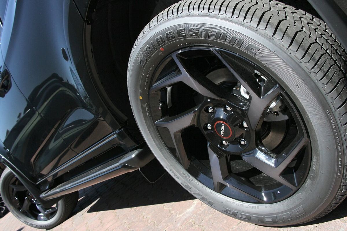 2025 Isuzu MU-X X-TERRAIN