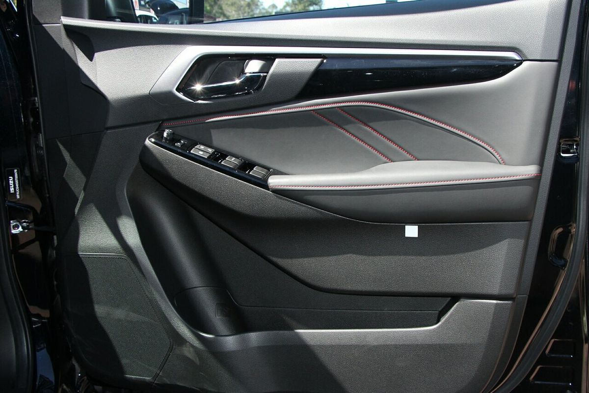 2025 Isuzu MU-X X-TERRAIN